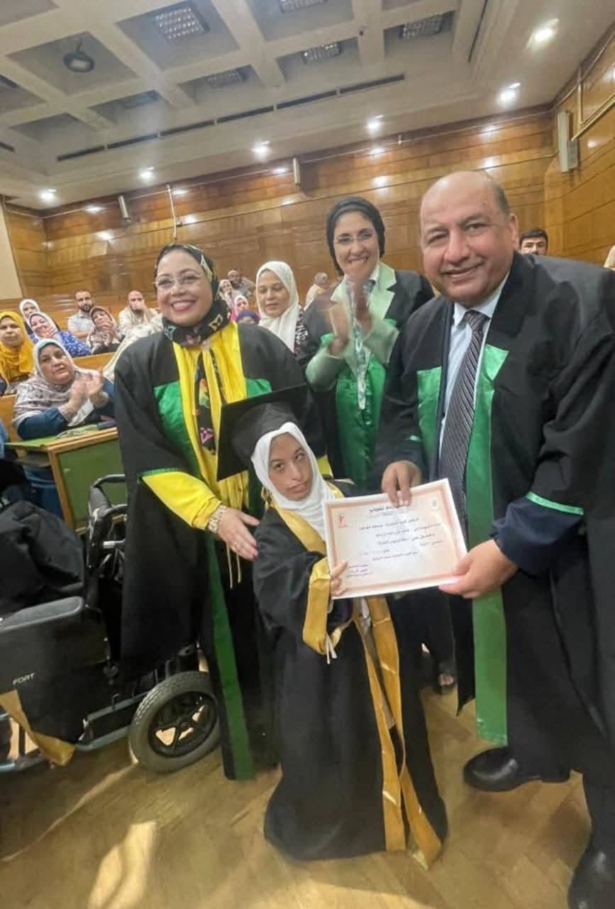 جامعة القاهرة تنظم أول حفل تخرج من نوعه لخريجي برامج الدمج وذوي الهمم بكلية التجارة