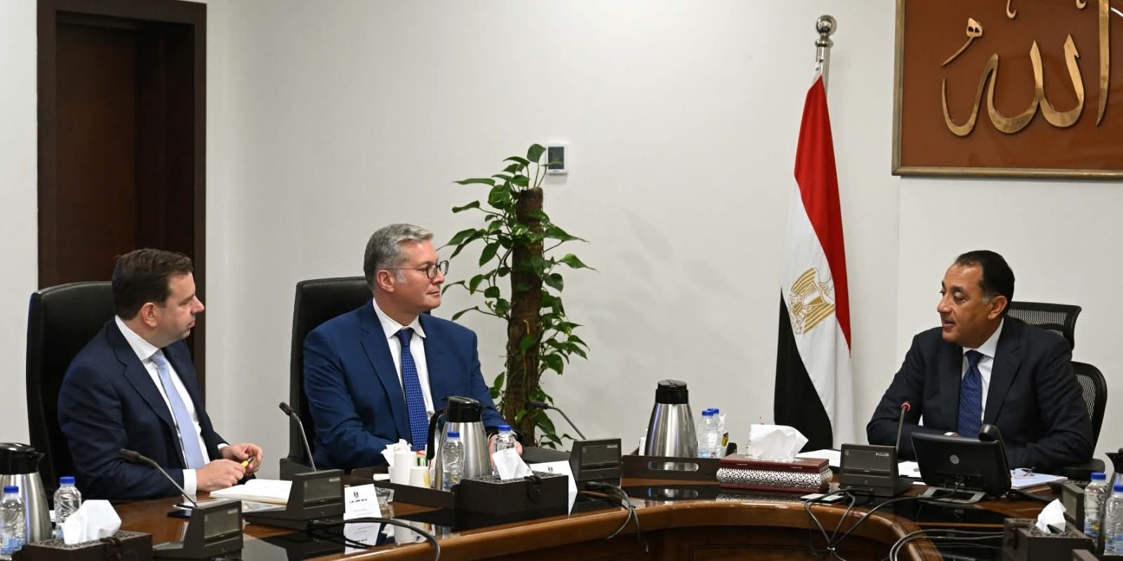 مدبولي يستعرض مع رئيس شركة 