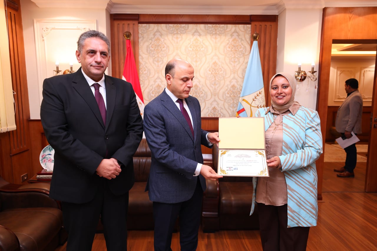 محافظ كفرالشيخ يكرّم المتميزين بالصحة.. تقديرًا لنجاح حملة «من بدري أمان» وجهودهم في الكشف المبكر عن الأورام ودعم المبادرات الرئاسية لتحسين صحة المواطنين