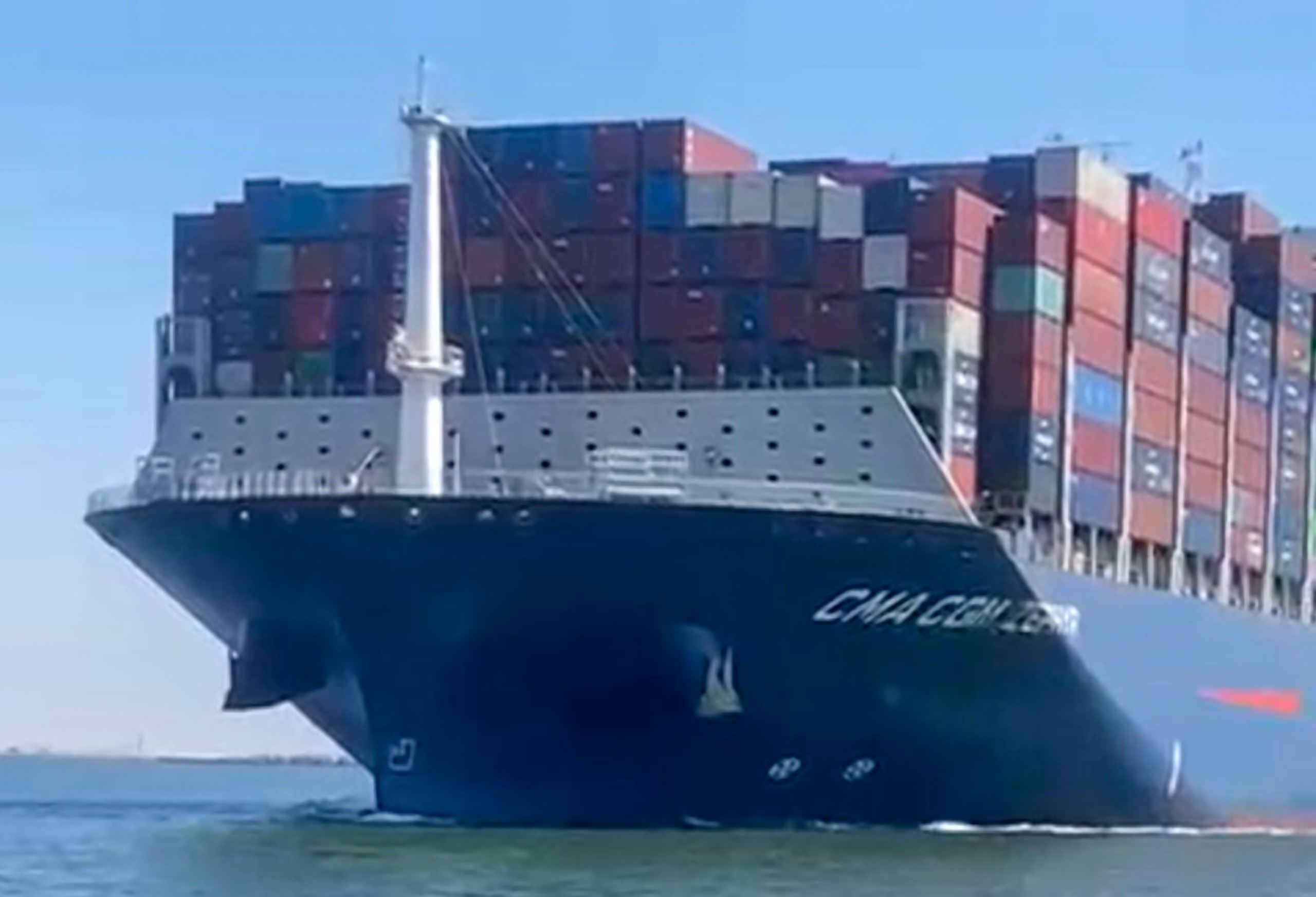 قناة السويس تشهد عبور سفينة الحاويات CMA CGM ZEPHYR ضمن قافلة الجنوب
