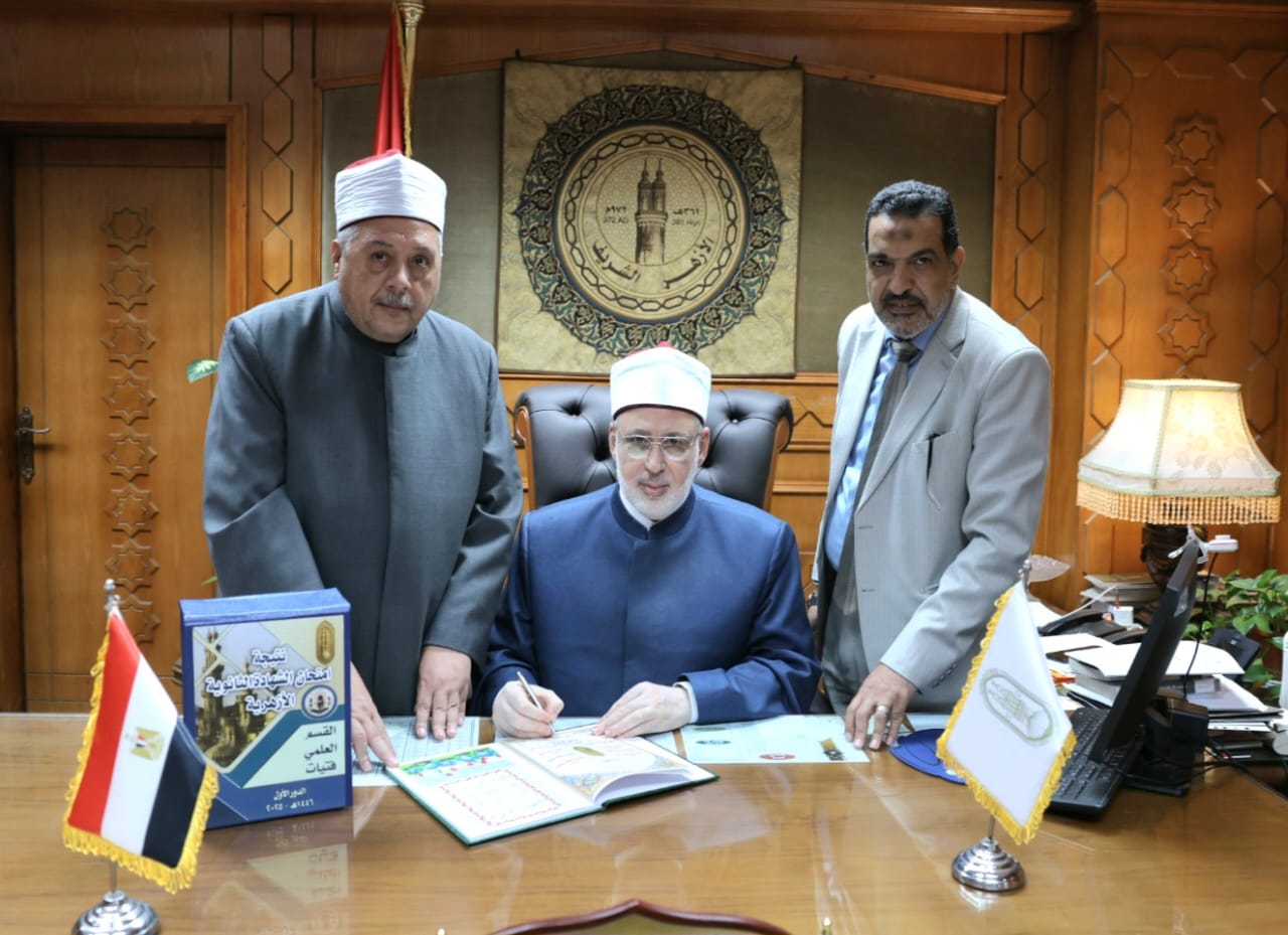 شيخ الأزهر يعلِّق مكالماته لتهنئة أوائل الشهادة الثانوية ويلغي المؤتمر الصحفي للنتيجة تضامنًا مع غزة