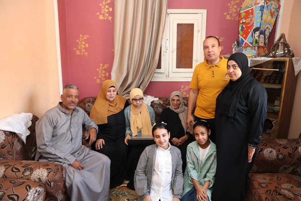 وزارة الاتصالات تسلم الطالبة هاجر حسان 