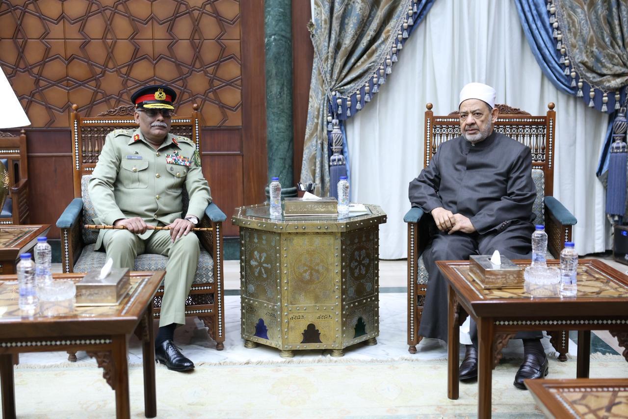 شيخ الأزهر يستقبل رئيس الأركان الباكستاني ويؤكِّد: لا استقرار في العالم دون حل لقضية فلسطين