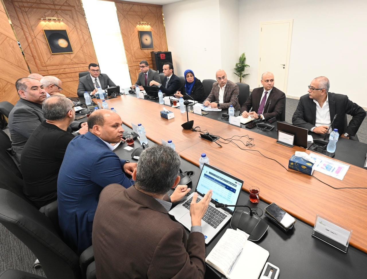 وزير الإسكان يعقد اجتماعًا مع مسئولي شركة 