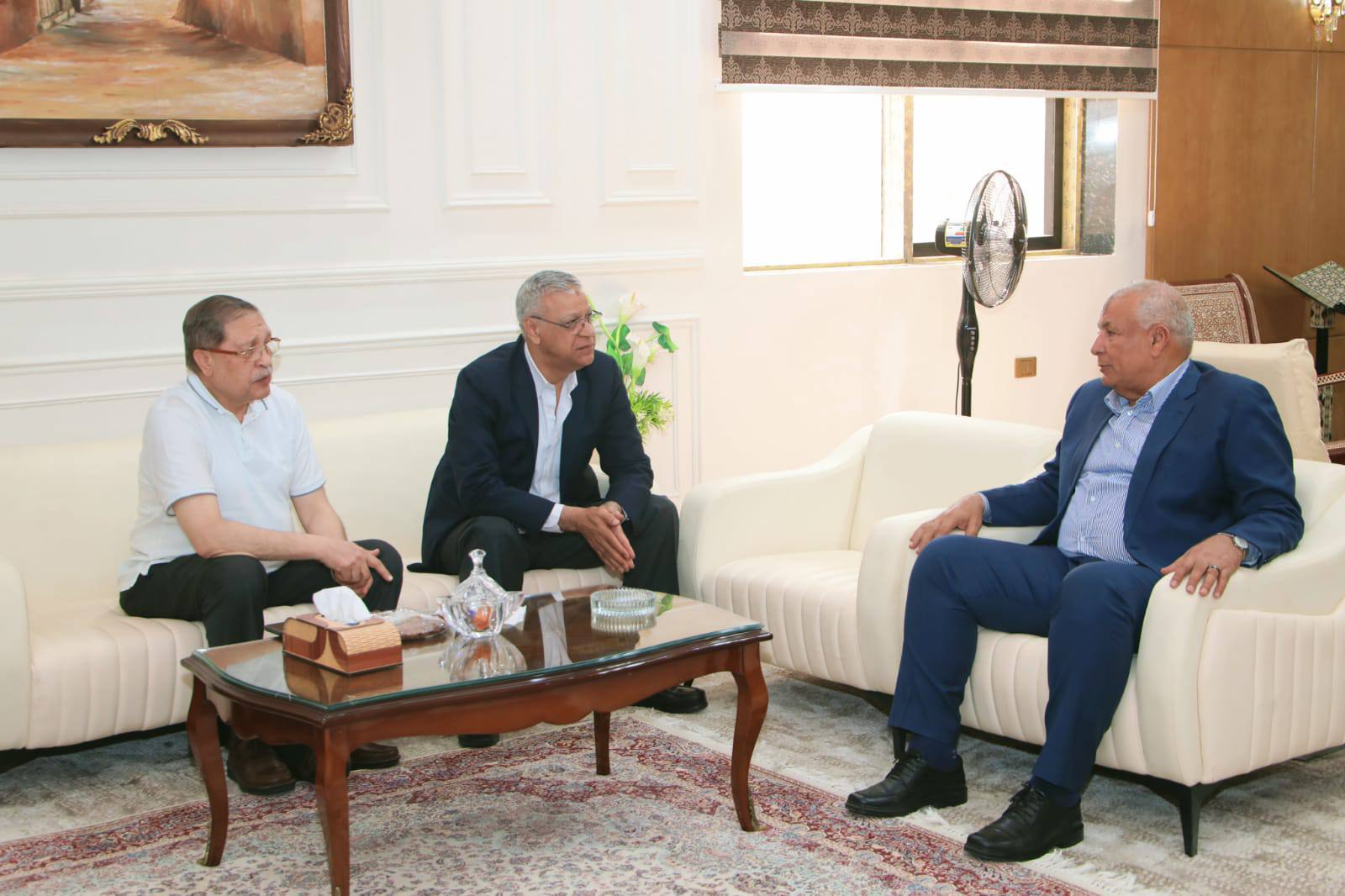 محافظ الوادي الجديد يستقبل رئيس فوسفات مصر ووفد التحالف الصيني.. للبدء في تنفيذ مجمع إنتاج حامض الفسفوريك