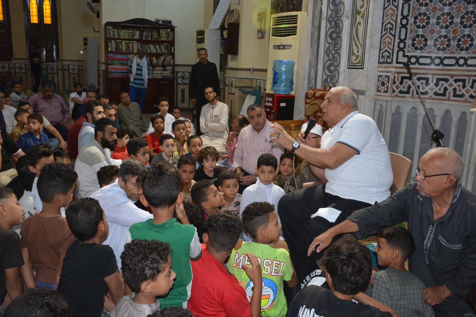 محافظ الوادي الجديد يؤدي صلاة الجمعة بالمجمع الإسلامي.. ويعقد لقاءً مع المواطنين