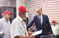 وزير العمل يُسلم عقود عمل جديدة لكوادر مصرية اجتازوا الاختبارات للعمل في 