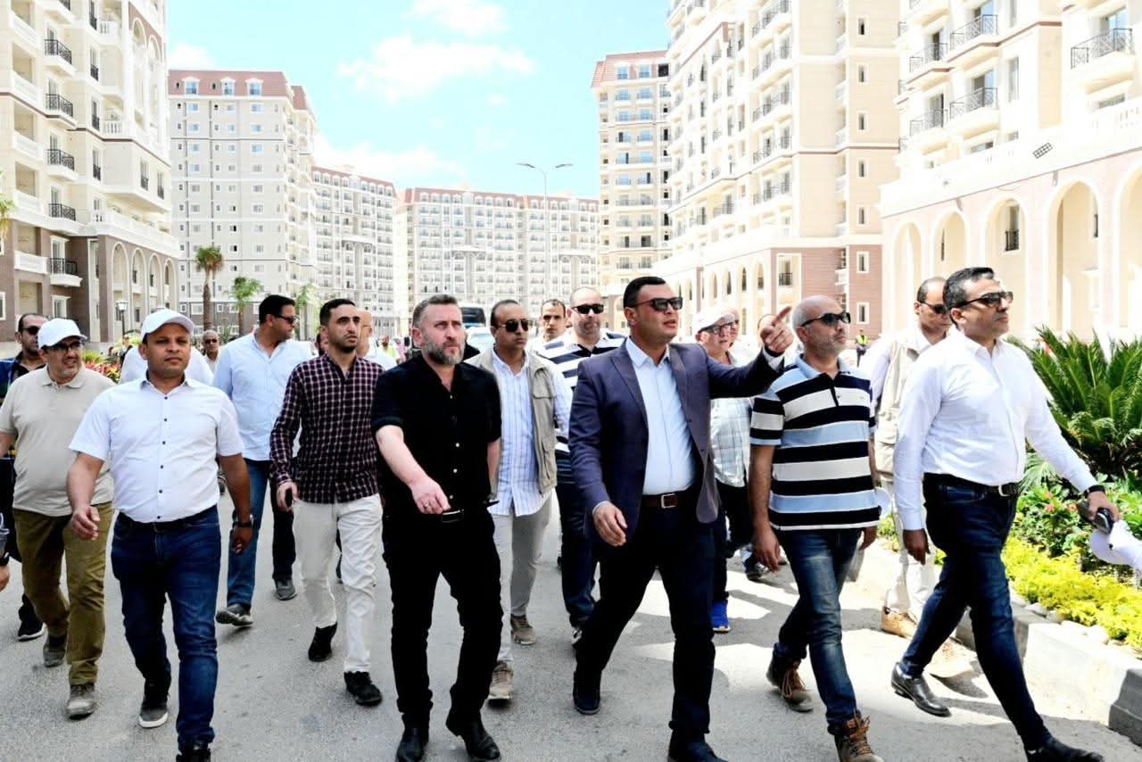 وزير الإسكان يتفقد مشروع التجمع العمراني 
