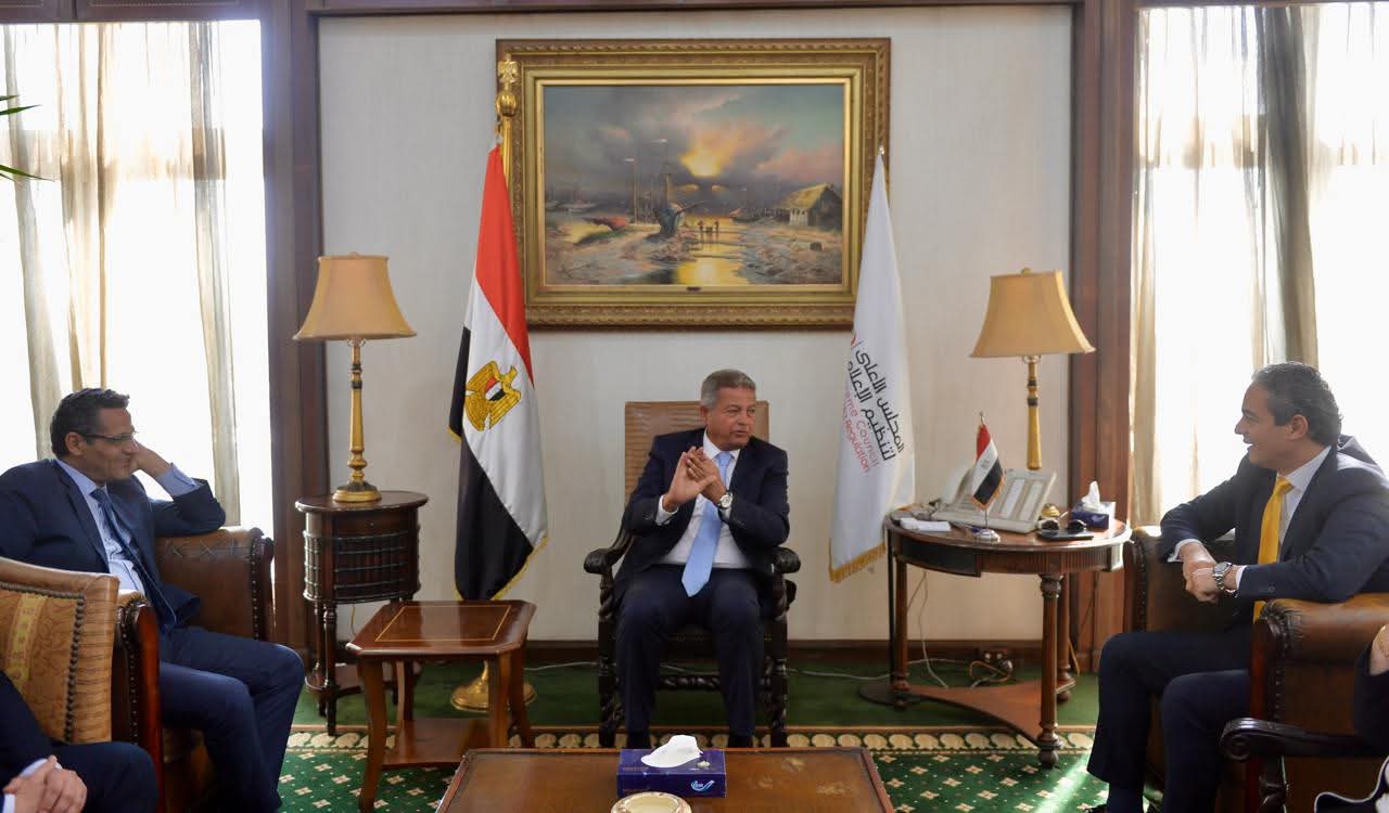 رئيس الأعلى للإعلام يعقد اجتماعًا مع نقيبي الإعلاميين والصحفيين ورئيس رابطة النقاد الرياضيين