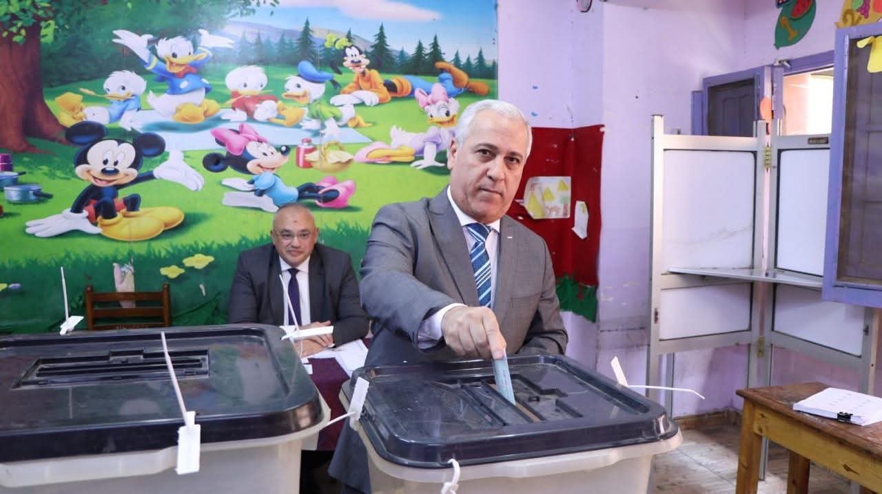 رئيس الهيئة الوطنية للصحافة يدلي بصوته في انتخابات الشيوخ