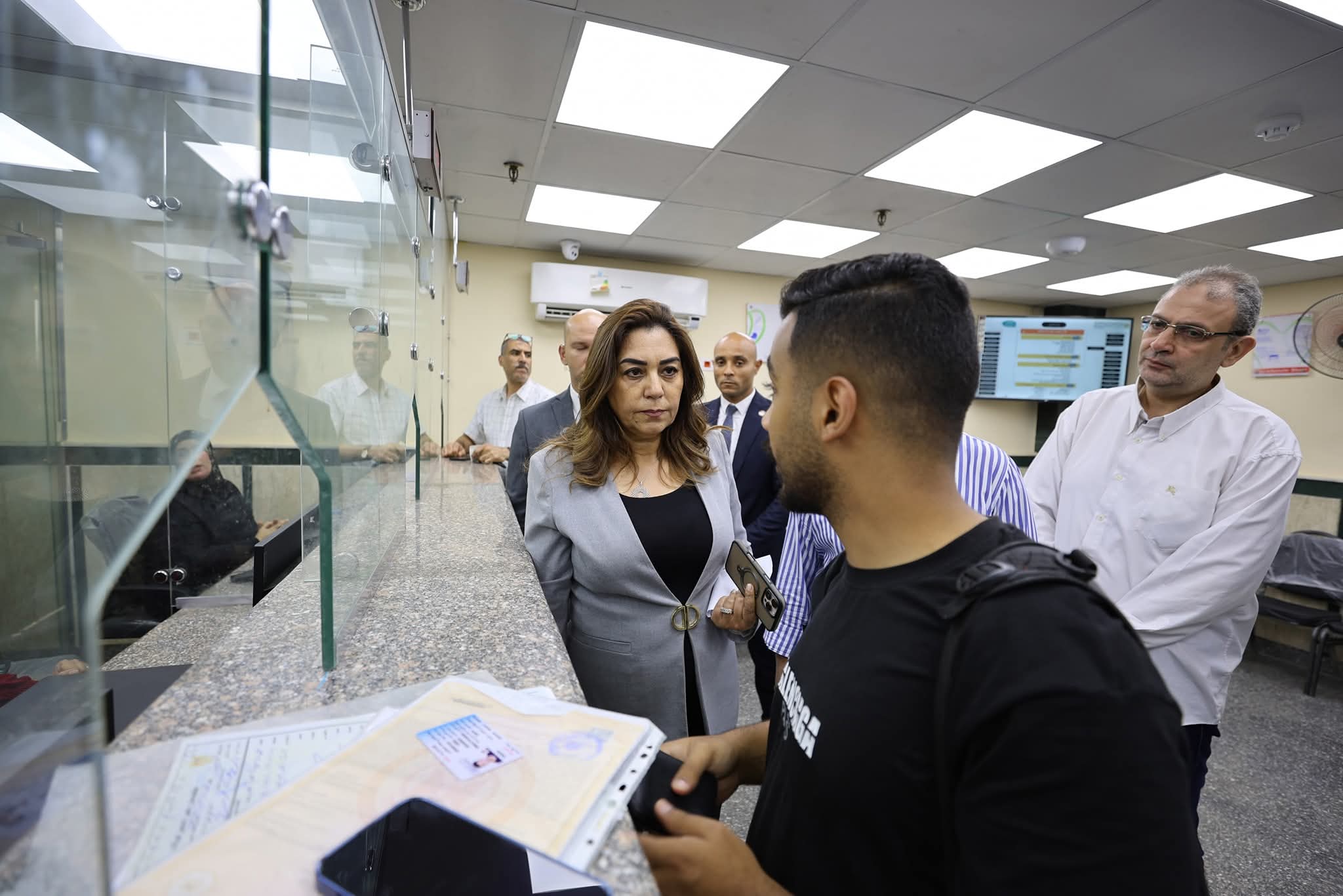 عوض تقوم بجولة مفاجئة على حي الموسكي لمتابعة تقديم الخدمات للمواطنين بالمركز التكنولوجي