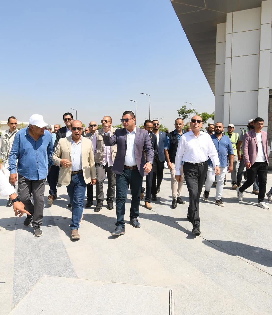 وزير الإسكان ومحافظ القاهرة يتفقدان مكونات مشروع حدائق 