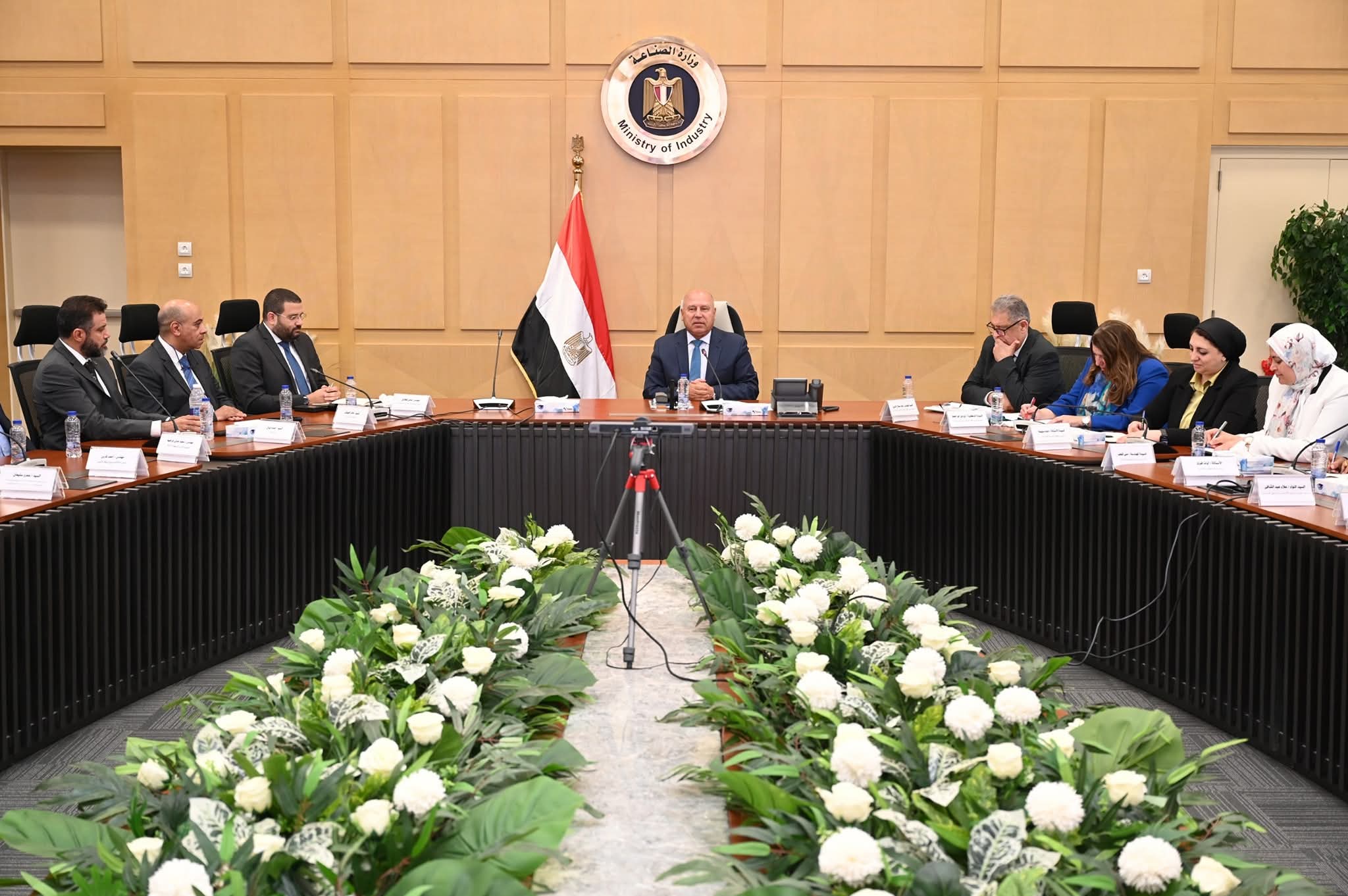 الوزير يعقد اجتماعًا موسعًا مع كبار مصنعي مكونات السيارات لتوطين الصناعة وتحقيق التشبيك والتكامل الصناعي