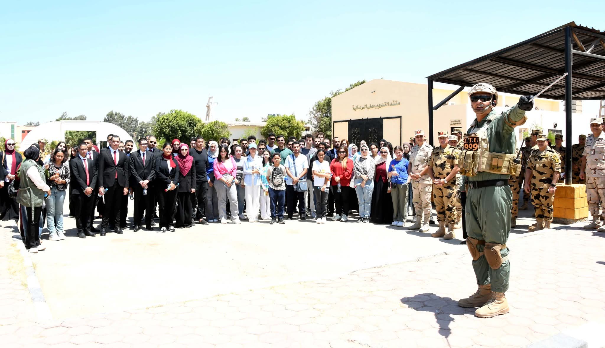 ­­­­­القوات المسلحة تنظم زيارة لعدد من شباب المصريين المقيمين بالخارج وطلبة الجامعات المصرية لقيادتى القوات البحرية وقوات الصاعقة