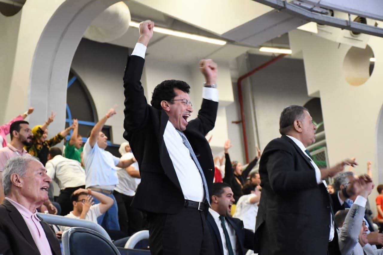 وزير الرياضة يؤازر المنتخب المصري لكرة اليد ويهنئهم بالوصول لربع نهائي بطولة العالم