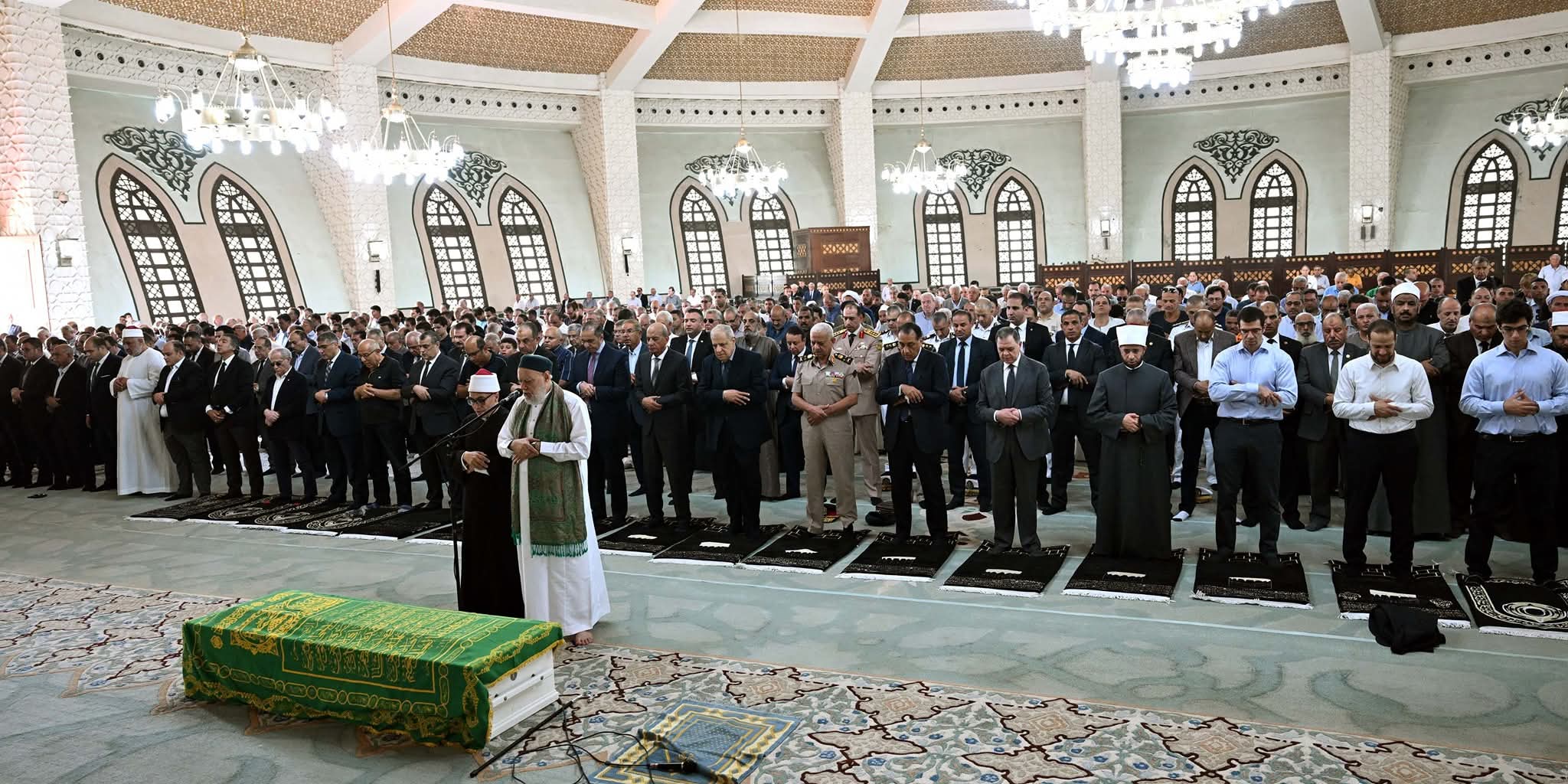 رئيس الوزراء يؤدي صلاة الجنازة على الدكتور علي المصيلحي