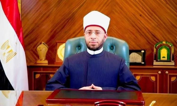 بعد تعرضه لحادث طعن.. وزير الأوقاف يطمئن على الشيخ ممدوح محمود حسين