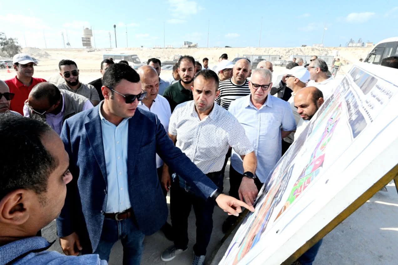 وزير الإسكان يتفقد مشروع بحيرات 
