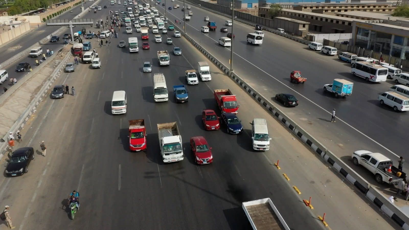 النقل تناشد قائدي المركبات ضرورة عدم استخدام الحارة المخصصة لمسار الاتوبيس الترددي
