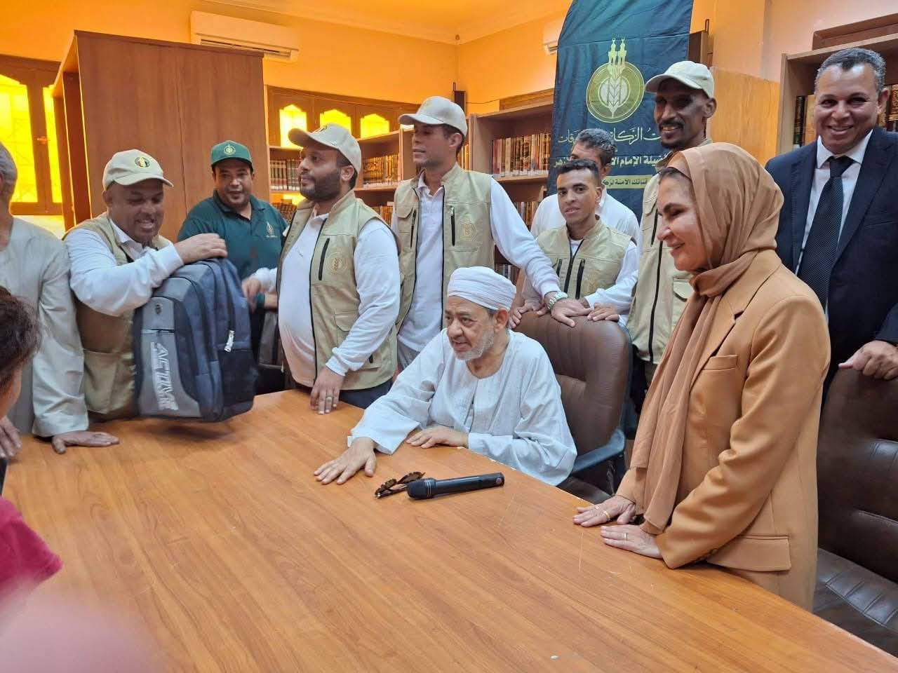 شيخ الأزهر يشارك التلاميذ فرحتهم خلال إطلاق بيت الزكاة والصدقات حملة «إلى المدرسة»