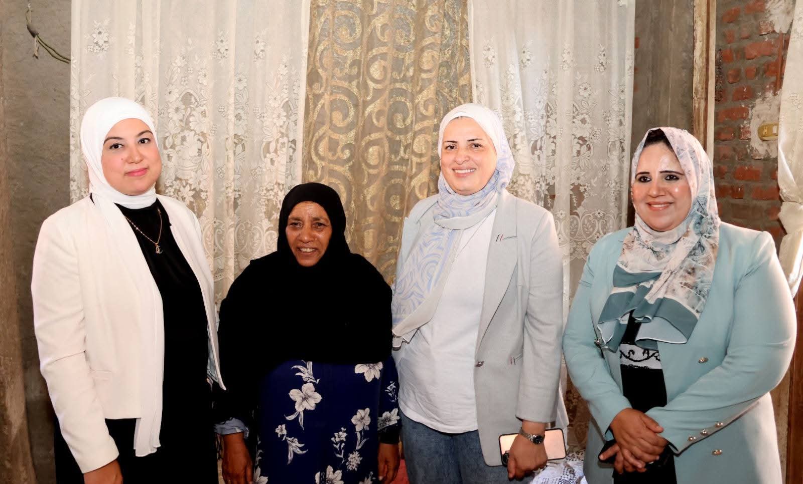 محافظ الإسماعيلية يقدم مساعدة مالية فورية لسيدة من مركز ومدينة أبوصوير