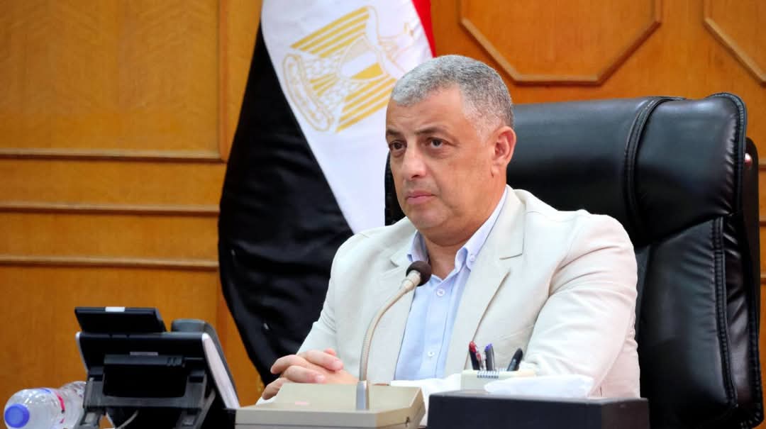 محافظ الإسماعيلية يبحث سبل رقمنة الخدمات الحكومية