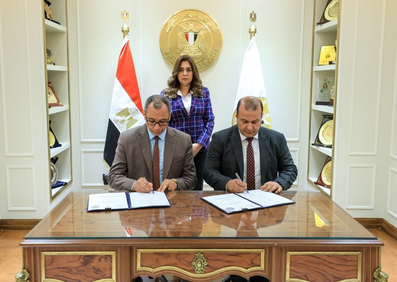 عوض تشهد مراسم توقيع عقد توريد مجزرين متنقلين لذبح الماشية في المناطق النائية والحدودية