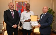 وزيرا النقل والعمل يكرمان عامل مزلقان السادات ببني سويف