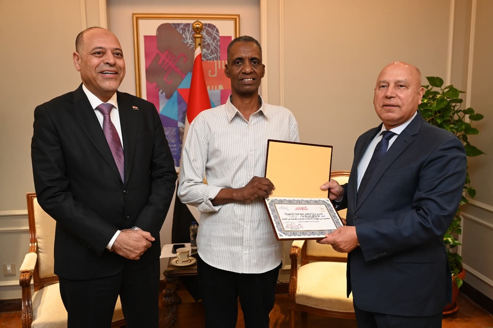 وزيرا النقل والعمل يكرمان عامل مزلقان السادات ببني سويف