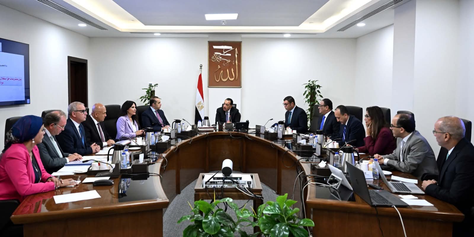 مدبولي يستعرض آليات تنفيذ مشروعات الكهرباء بالمدن الجديدة
