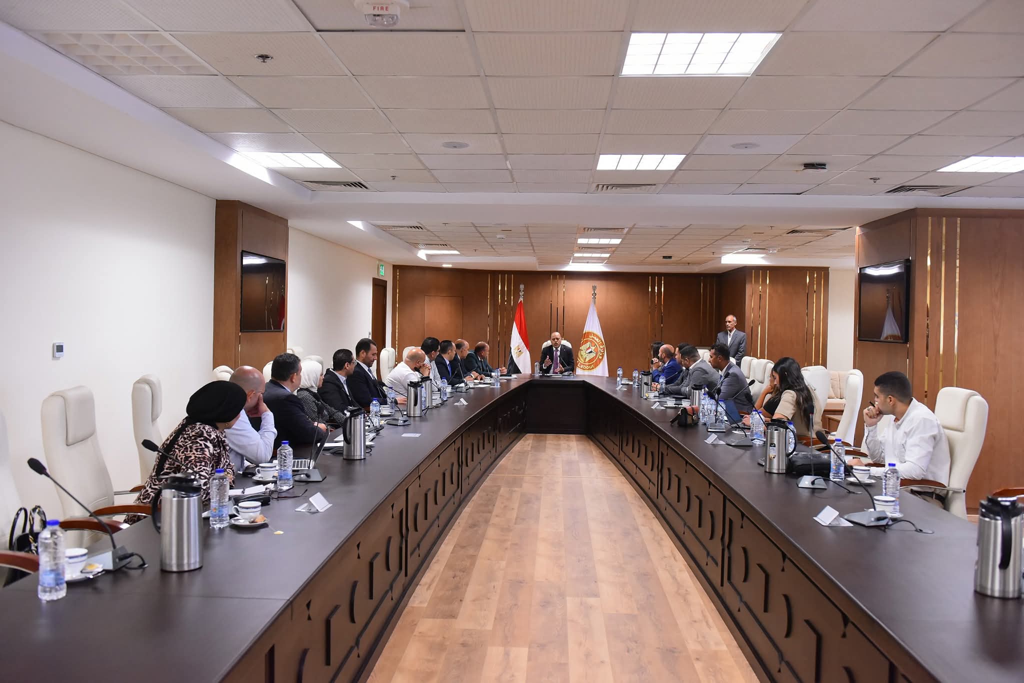 وزير العمل يعقد اجتماعًا مع مُمثلي «شركات توصيل الطلبات»..و«توريد مهمات الوقاية»