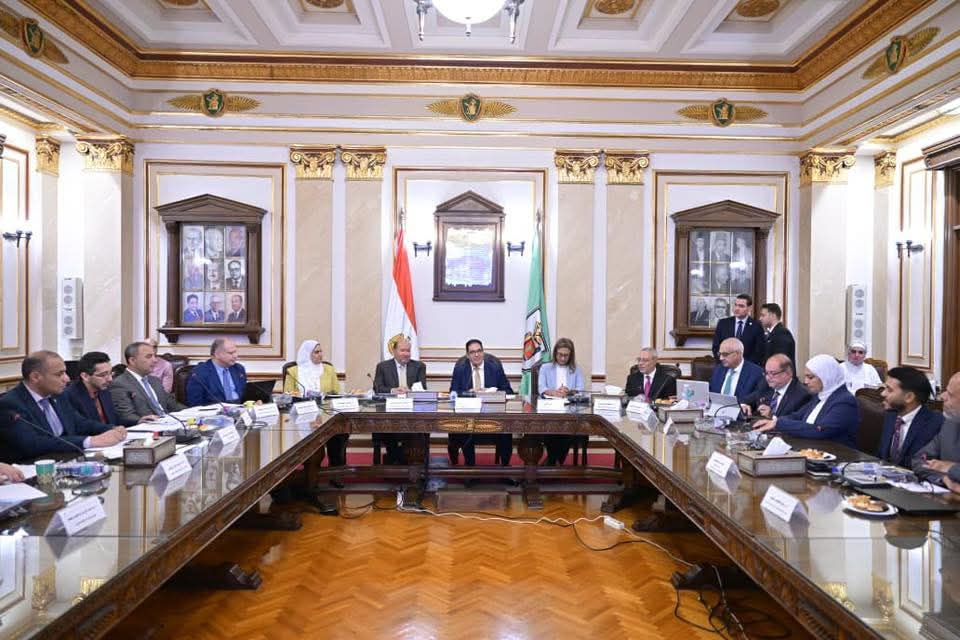 رئيس جامعة القاهرة يشارك في لجنة جوائز التميز المؤهلة لجائزة مصر للتميز الحكومي