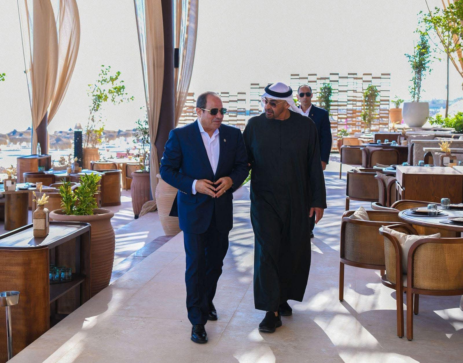 بالصور.. الرئيس السيسى يودع الشيخ محمد بن زايد بمطار العلمين الدولي