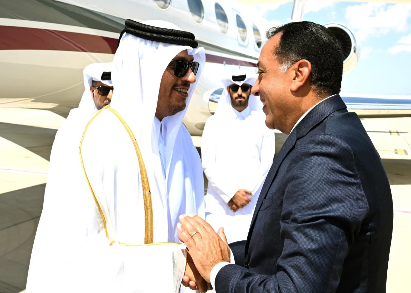 رئيس الوزراء يستقبل نظيره القطري بمطار العلمين الدولي