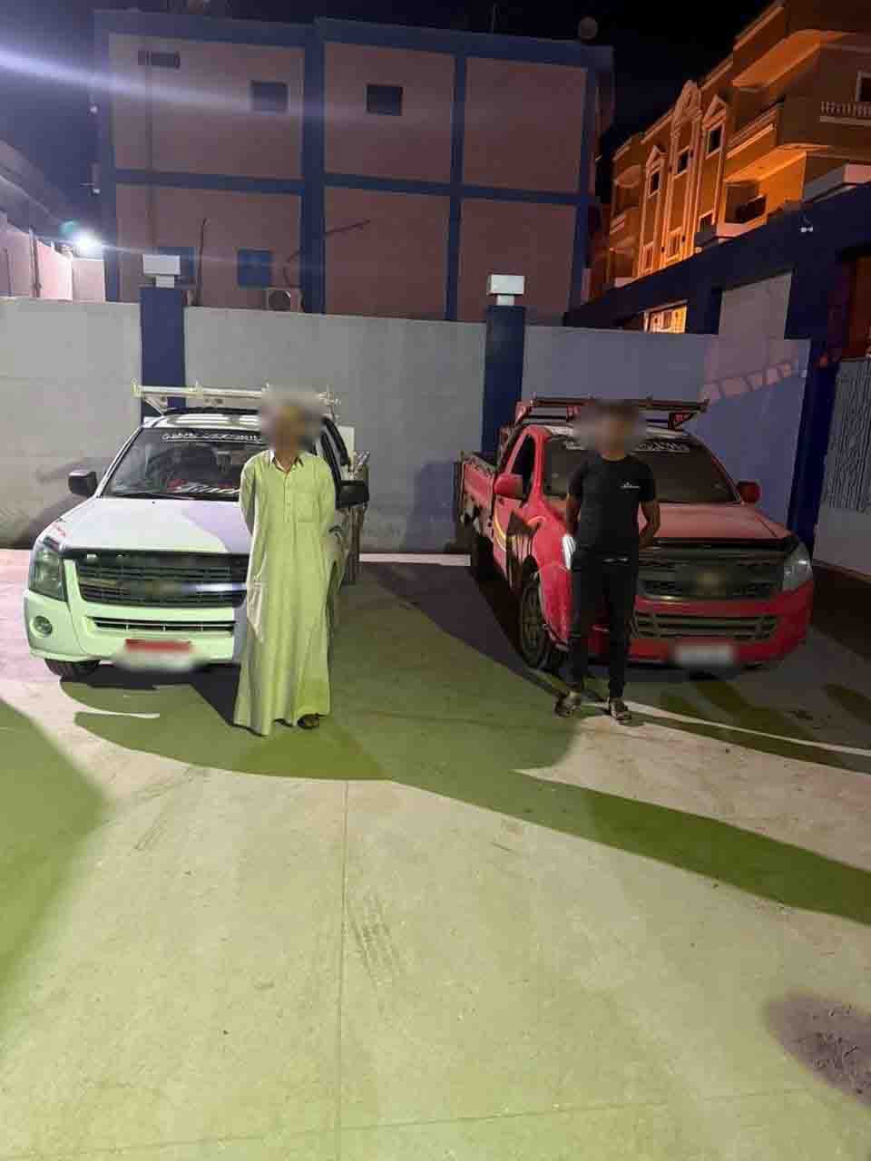 الداخلية تكشف ملابسات مقطع فيديو متداول يتضمن قيام أشخاص باعتلاء صندوق سيارتين ربع نقل بالشرقية
