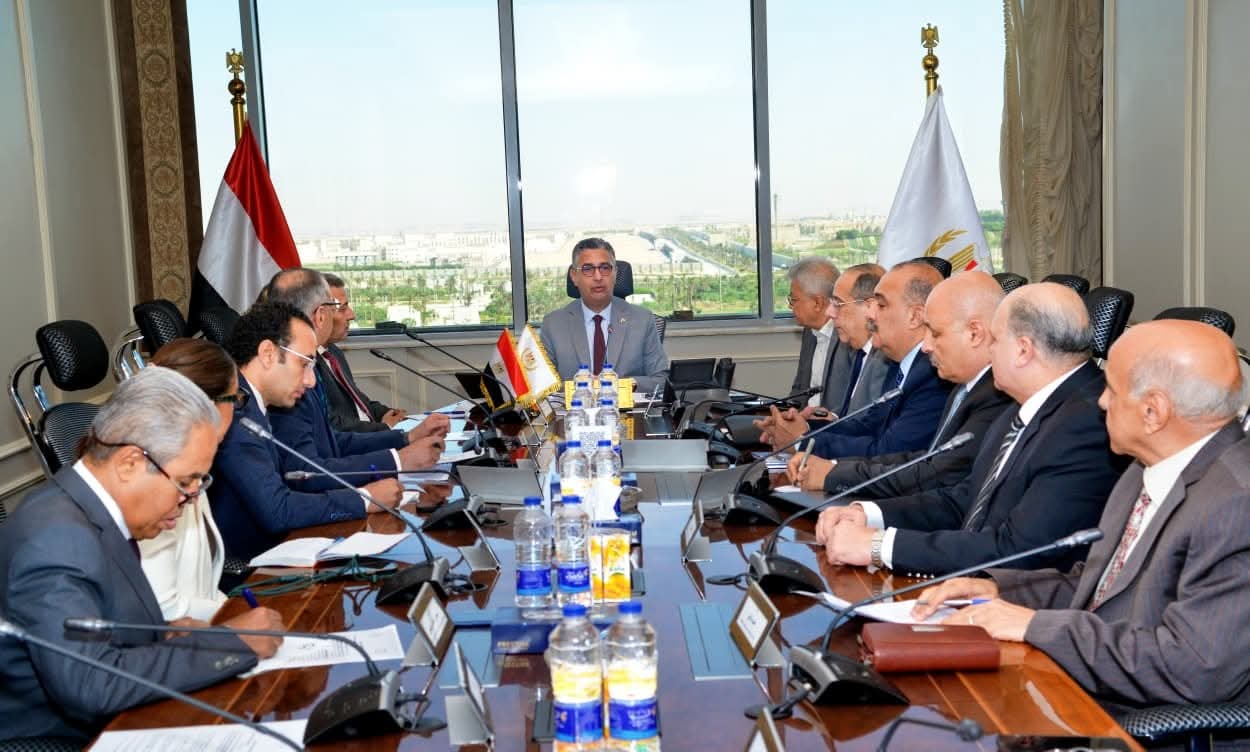 فاروق يتابع توافر السلع وضبط الأسواق
