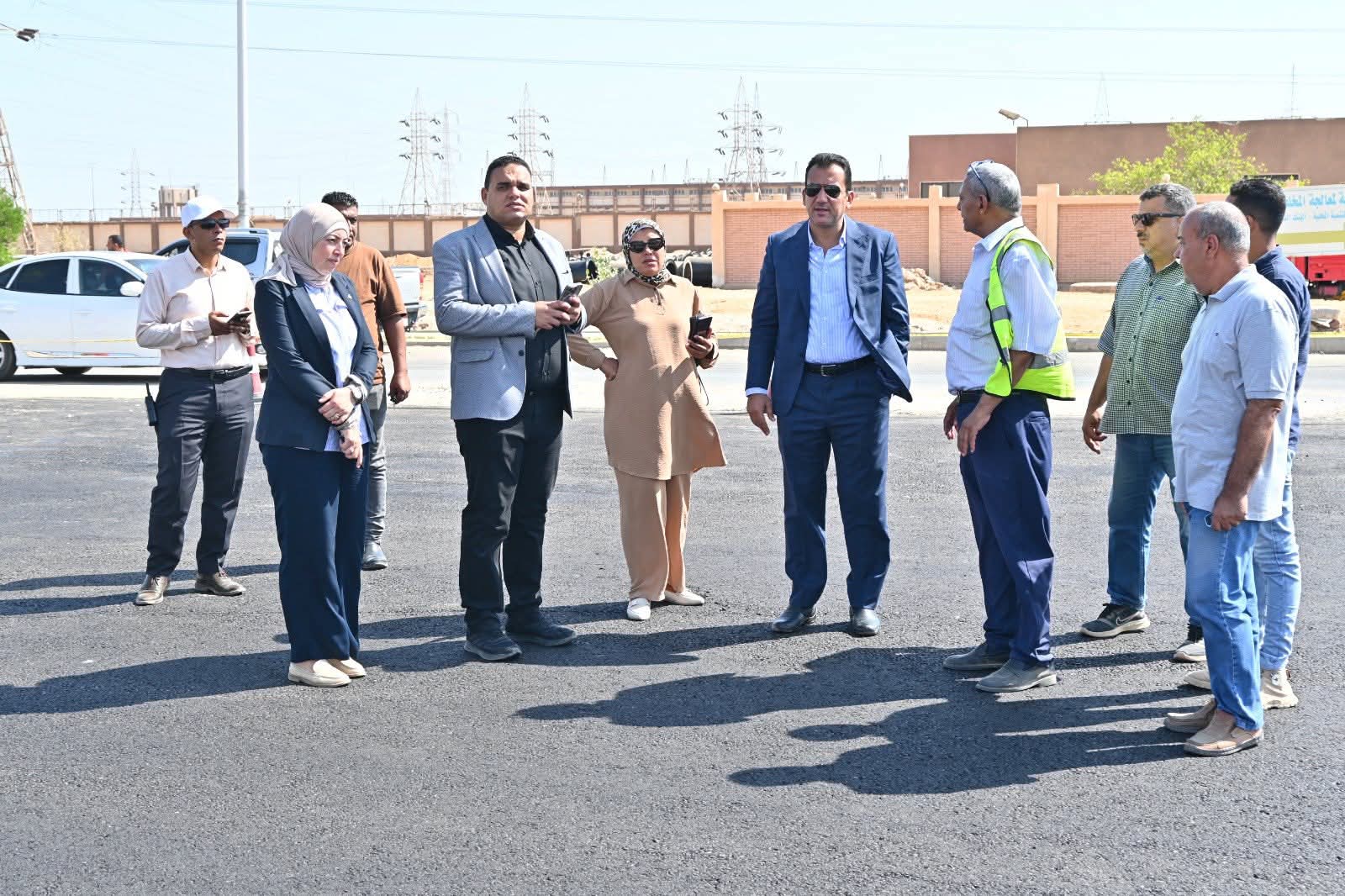 وزير الإسكان يتابع تطوير الطرق والمرافق بالمناطق الصناعية بالعاشر من رمضان