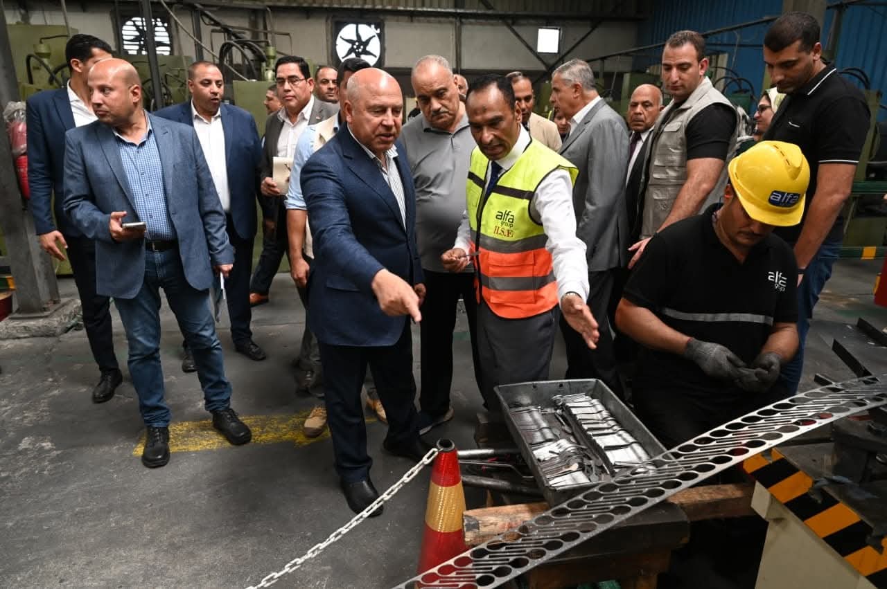 وزير الصناعة والنقل يتفقد موقع مجمع مرغم ٣ بالإسكندرية ويستعرض سبل دعم الصناعة الوطنية