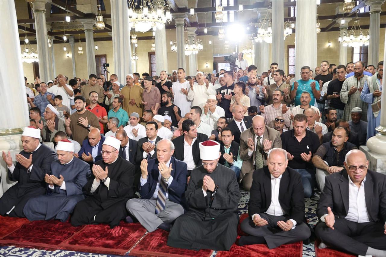وزير الأوقاف يؤدي صلاة الجمعة من مسجد الإمام الحسين