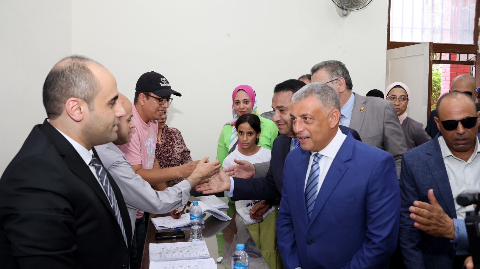 محافظ الإسماعيلية يتابع ميدانيًّا انتظام سير انتخابات مجلس الشيوخ