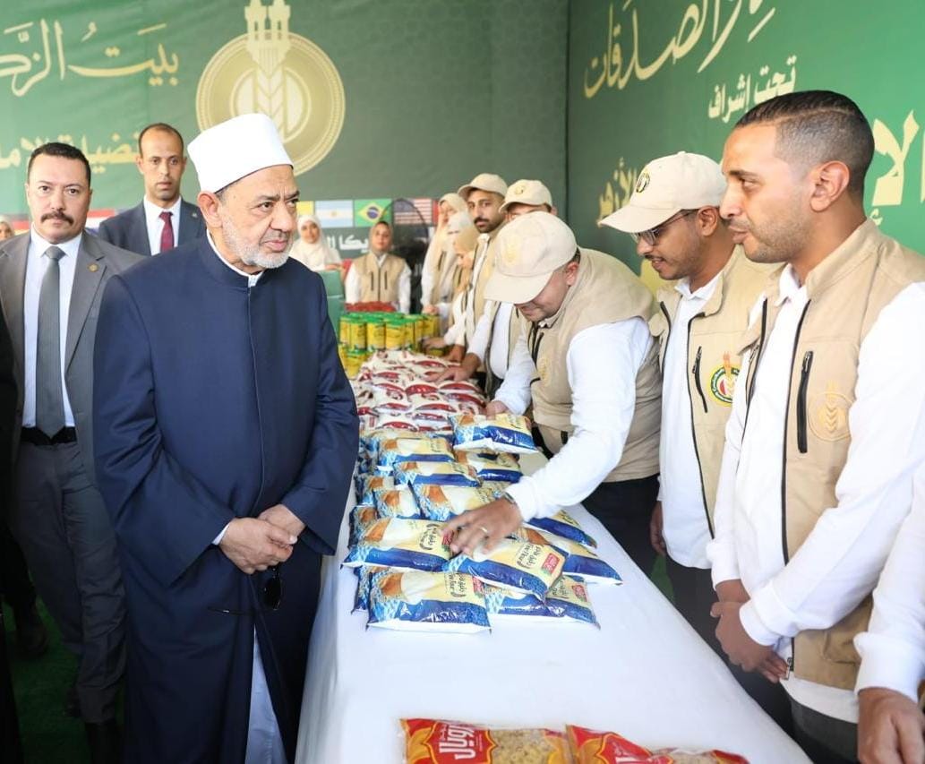 الإمام الأكبر يتفقَّد تجهيزات القافلة الإغاثية التي يطلقها بيت الزكاة والصدقات إلى قطاع غزة