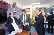 وزير الاتصالات يدلى بصوته فى انتخابات مجلس الشيوخ