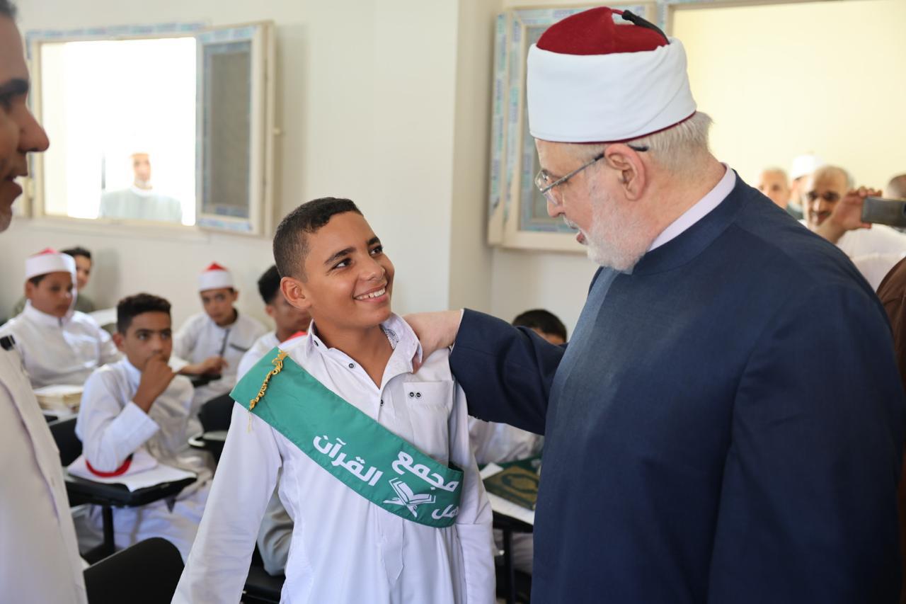 الضويني : «حَمَلة كتاب الله هم أهل شرف ورفعة فكونوا قدوة في الخُلق والسلوك»