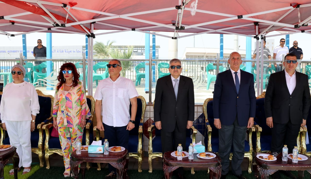 محافظ الإسماعيلية ورئيس هيئة قناة السويس يشهدان بدء محاولة القبطان ولاء حافظ لتحقيق رقم قياسي جديد في الغطس