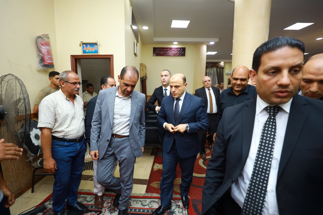 محافظ كفرالشيخ يؤدي واجب العزاء في وفاة والد رئيس مركز ومدينة عاصمة المحافظة