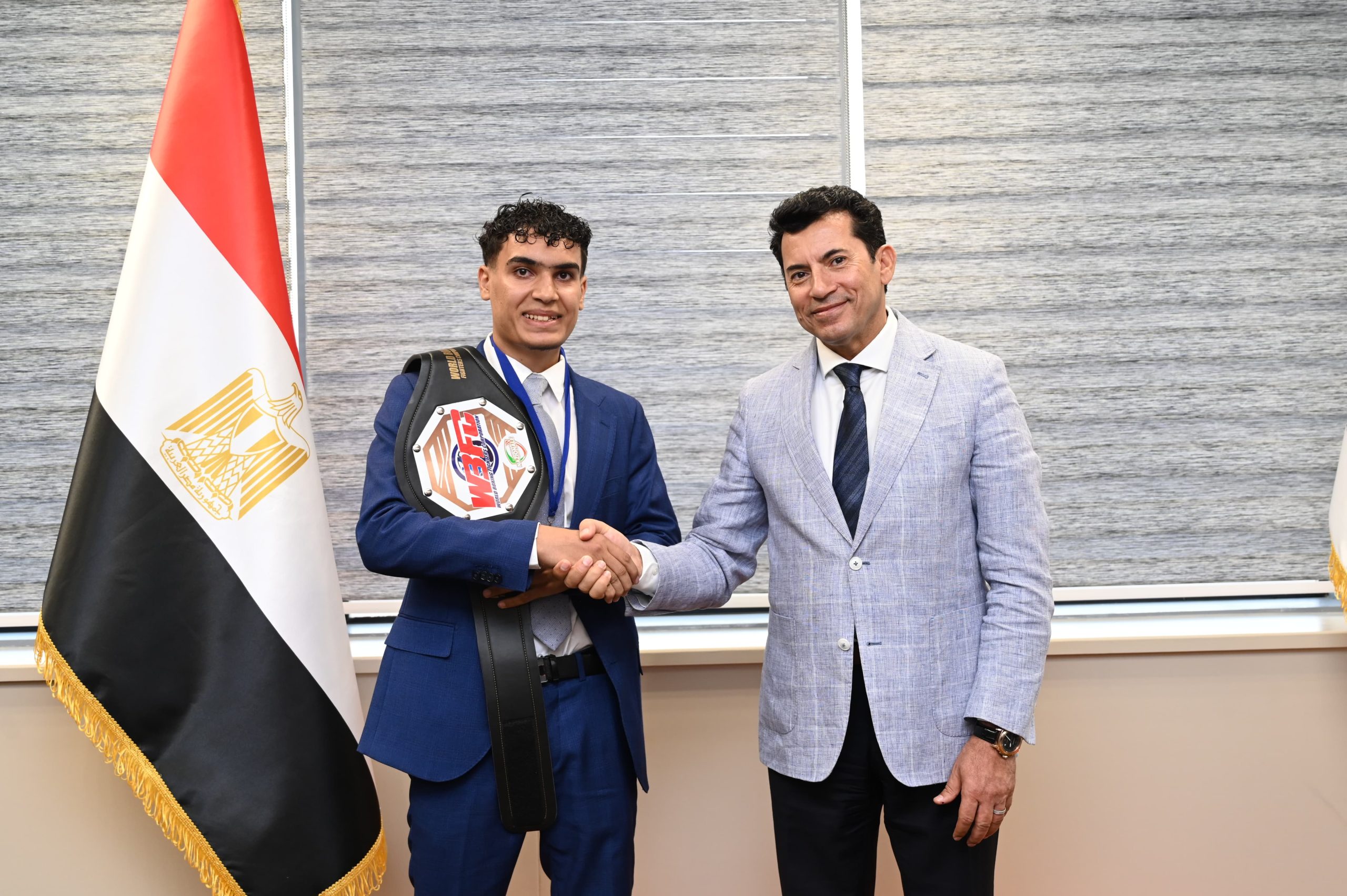 وزير الرياضة يلتقي بطل الكيك بوكس محمد راتب
