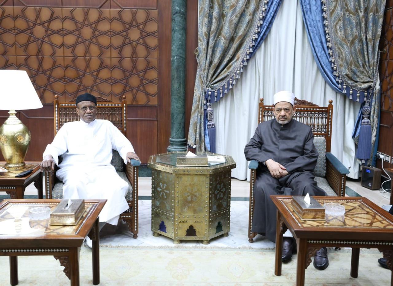 شيخ الأزهر يستقبل رئيس جامعة الملك فيصل بتشاد لبحث سُبُل تعزيز دعم الأزهر للشعب التشادي
