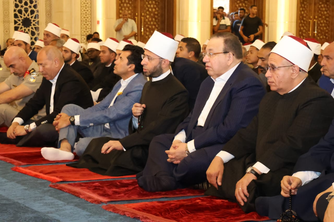 وزيرا الأوقاف والرياضة ومحافظ القاهرة ونقيب الأشراف يؤدون صلاة الجمعة بمسجد العلي العظيم
