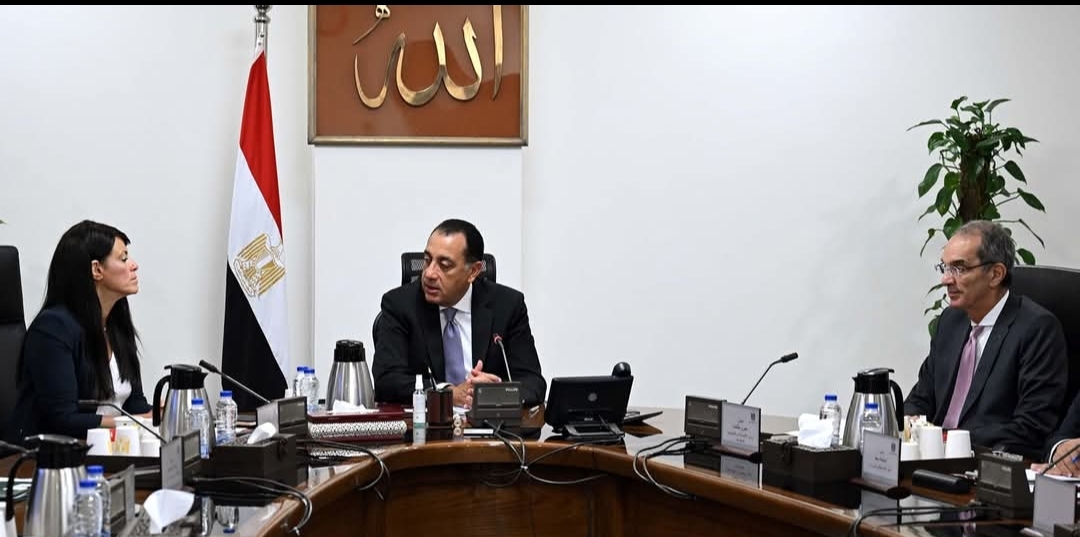 رئيس الوزراء يستعرض خطط للتحول الرقمي وجذب المزيد من الاستثمارات إلى مصر في الاتصالات