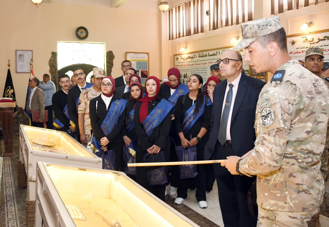 القوات المسلحة تنظم زيارة لوفد من الإعلاميين وطلبة الأكاديمية العسكرية المصرية وطلبة الجامعات المصرية لإحدى الوحدات الخاصة البحرية